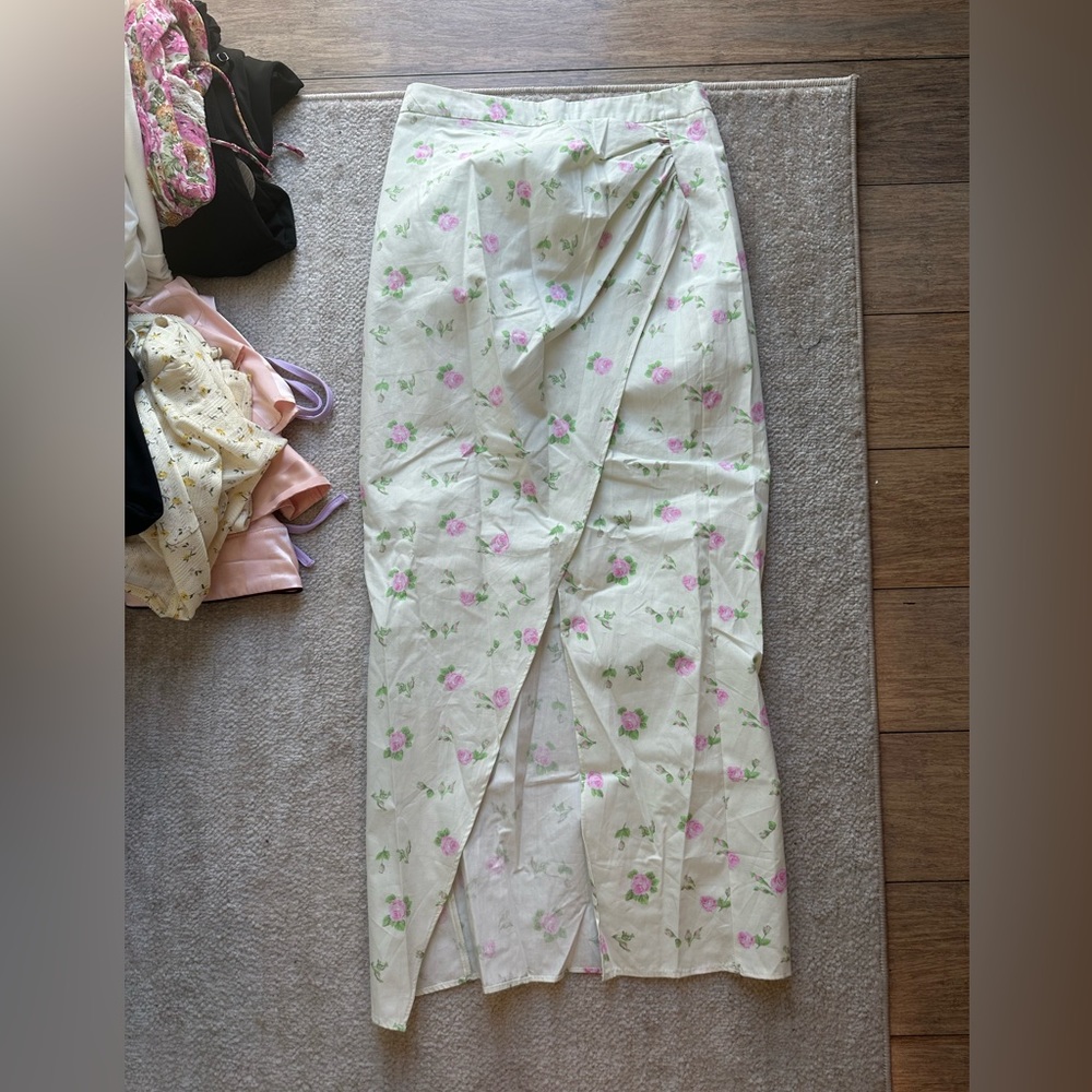 Maxi floral skirt with slit